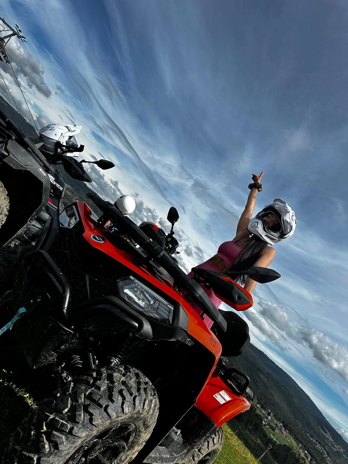 Zdjecie Quadow na Tle Nieba