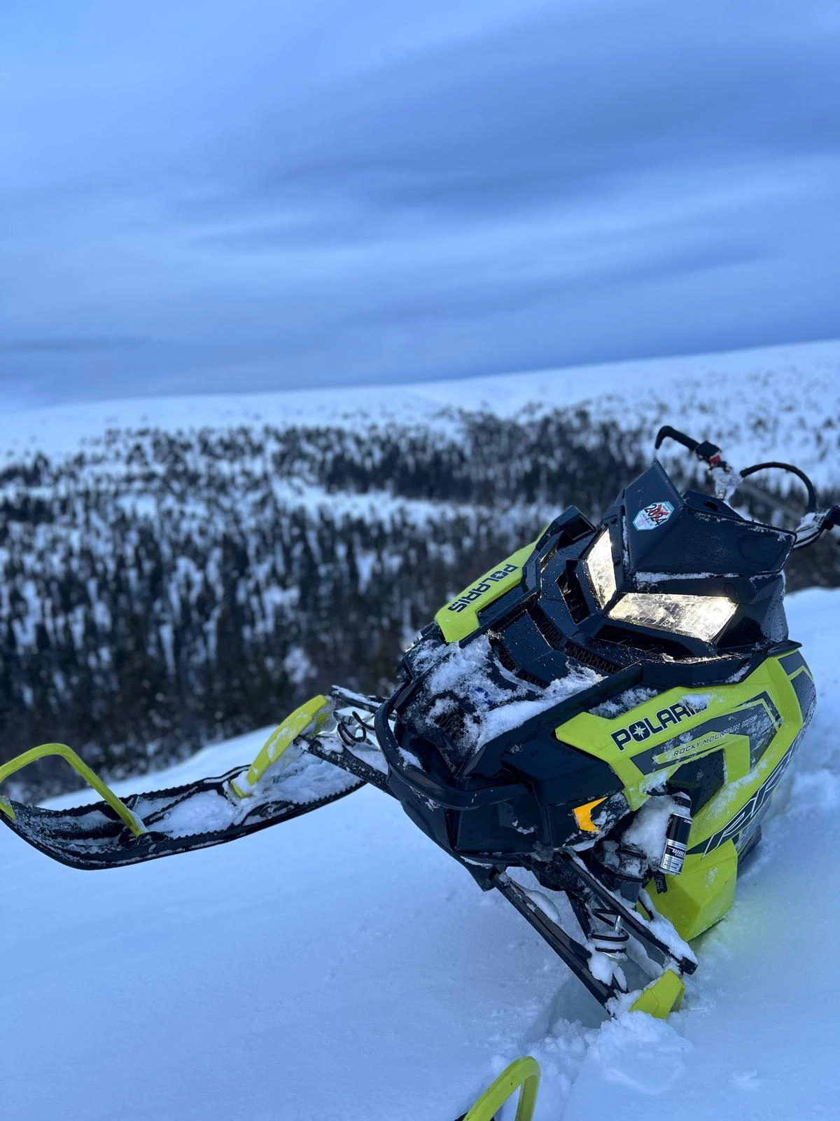 Skuter śnieżny w śniegu